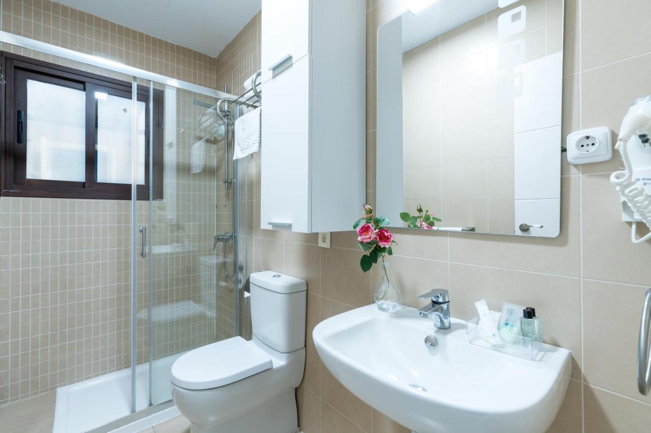 Lumbreras Host Apartment Sevilla Bagian luar foto