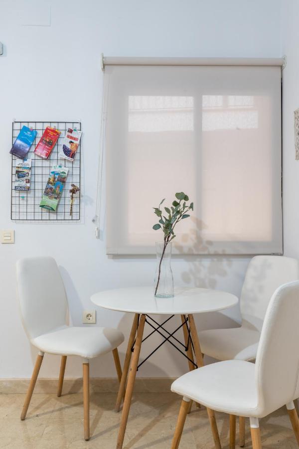 Lumbreras Host Apartment Sevilla Bagian luar foto
